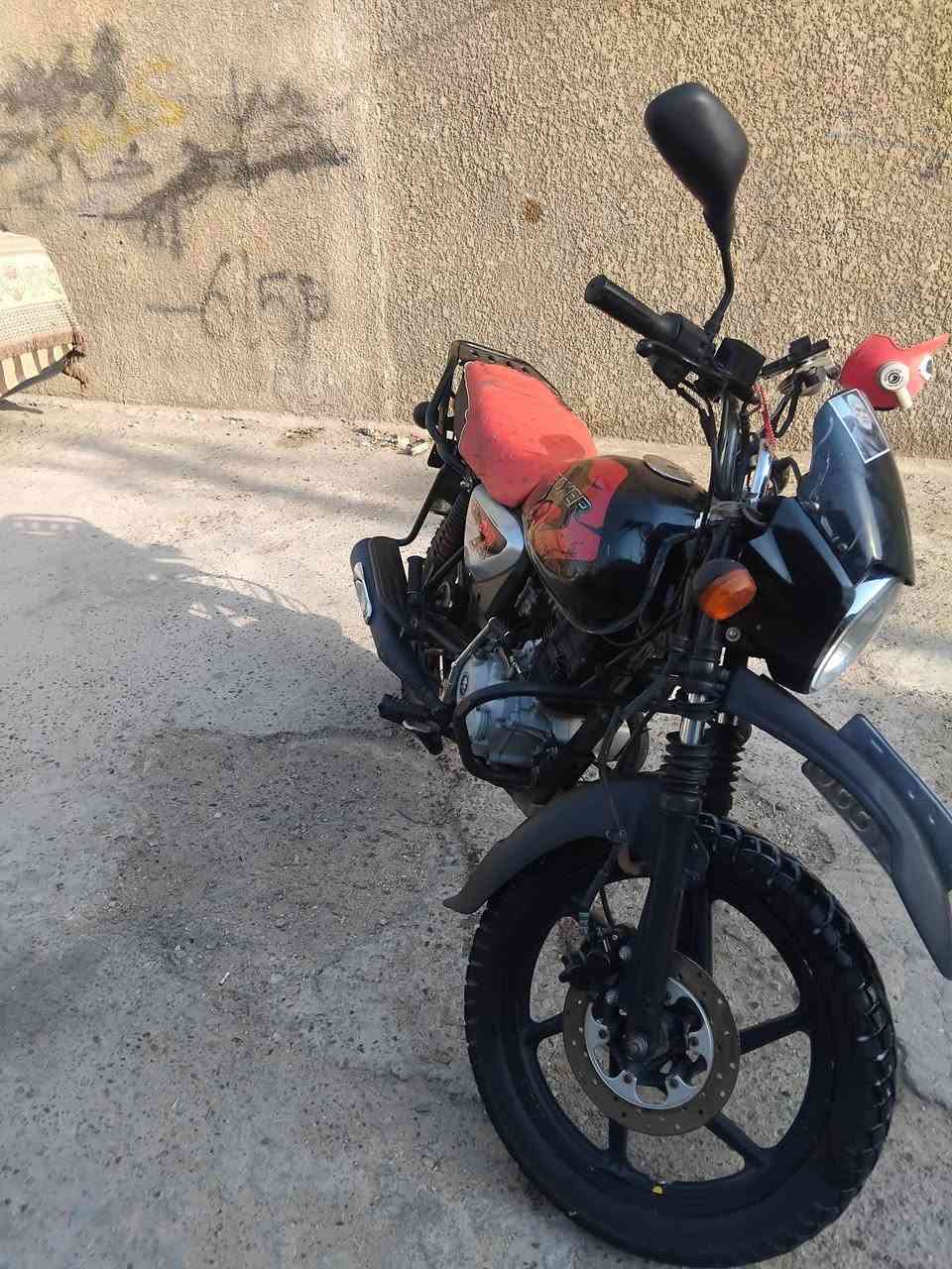 سلام عليكم بوكسر مرقمه موديل 2023 مسجله بسنويه 2022شهر 11يوم29 ماشيه ٤٥الف مبدل بيها بوشه وبستم لوحات انجليزي مكاني الامين الثانيه ***********
