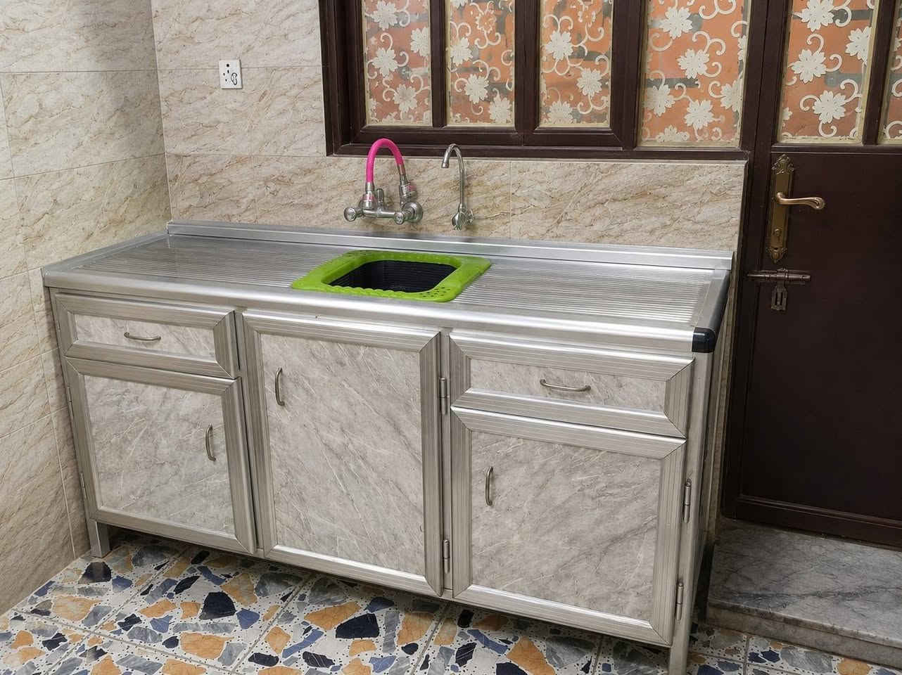 كاونتر المنيوم  باب اول  للبيع ثلاث قطع السعر 250 وبي مجال للاستفسار الاتصال ***********
