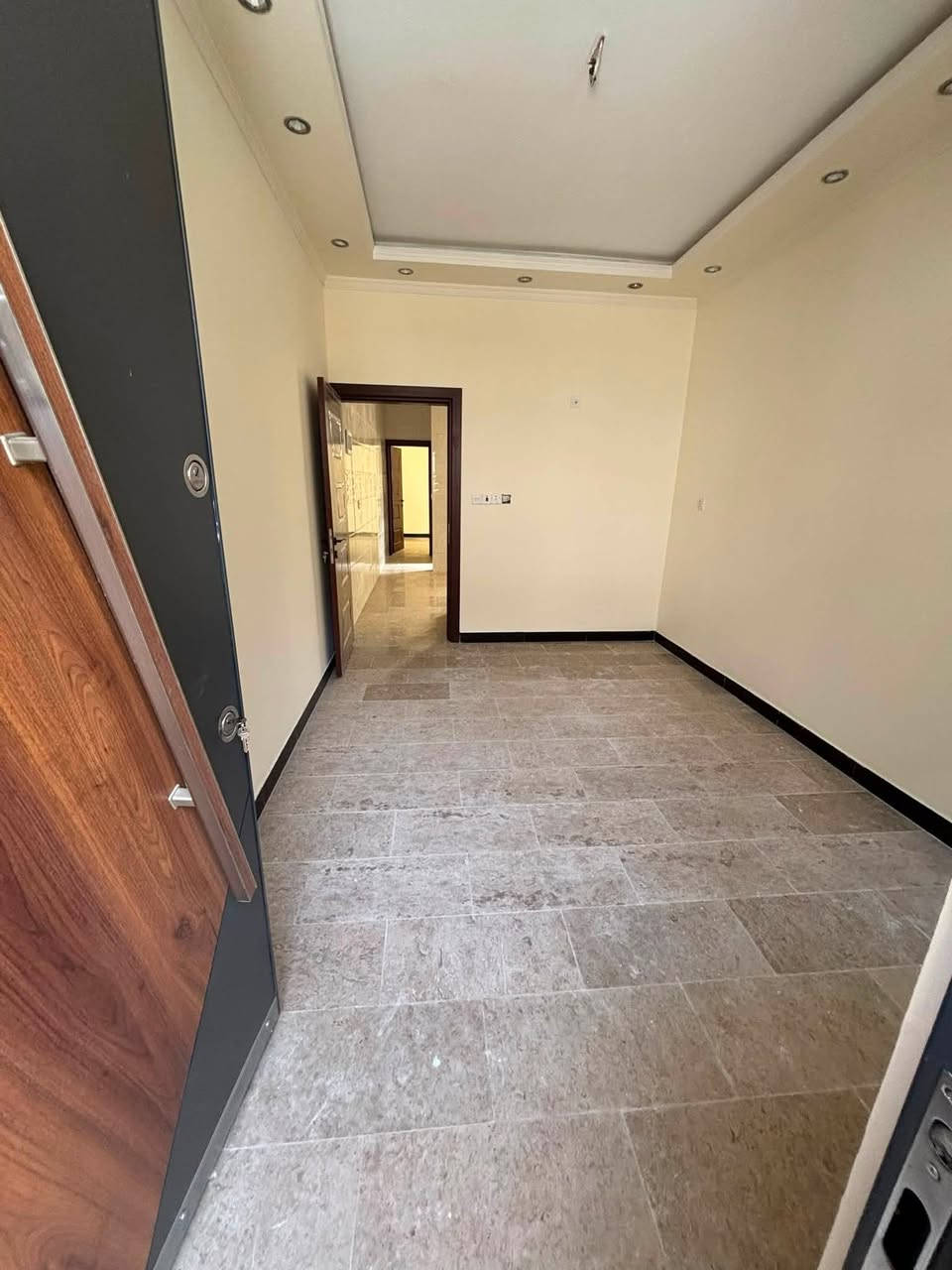 البديع للإستثمارات العقاريه 
دار للبيع ملك صرف طابو 
المساحه 50  م 
 عرض شارع 6
يحتوي على 3 غرف نوم🏗️ وصاله 🏗️ومطبخ 🏗️ خدمات عدد 3 
عنوان الدار حي القاهره  الدلفيه  عنوان المكتب حي القاهره حي المعلمين قرب بيتزه  بيروت واسواق حيدر  مكتب البديع
للاستفسار 
 ***********
