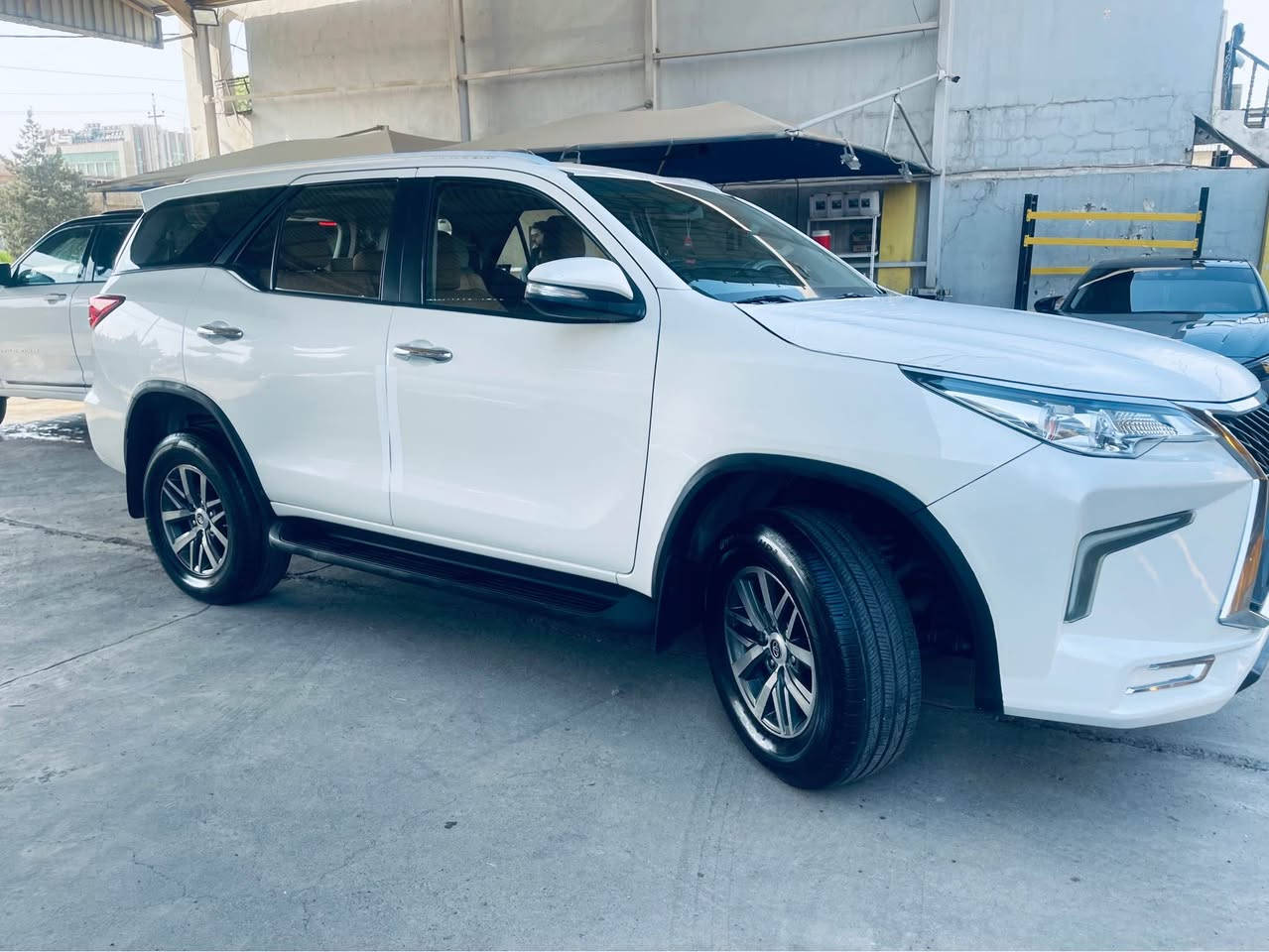 پۆستی فرۆشتن - Toyota Fortuner 2020

للبيع: Toyota Fortuner 2020 4x4
بۆ فرۆشتن: تۆیۆتا فورچنەر 2020 دیزڵ فور ویل 7 کورسی

---
المواصفات / تایبەتمەندییەکان:
الموديل: 2020 
المحرك: 2.8L Diesel - 201 حصان
الدفع: 4x4 + Difflock
القير: اوتوماتيك 6 سرعات
المقاعد: 7 مقاعد 3 صفوف - جلد
الممشى: [176 ] km
اللون الخارجي: [ صده في ]
اللون الداخلي: قيسي مشمشي
الحالة: فول مواصفات - رقم [اربيل ]

الميزات / تایبەتمەندی زیادە:
شاشة 8 انش + Apple CarPlay
كاميرا خلفية + حساسات
لايت LED + دبل لايت
تبريد قطعتين

باب سايق صبوغ ربع بنيد بدون حادث

السعر: [230 ورقه ] $ و مجال بسيط
العنوان: أربيل /
للاستفسار:***********

---

3 تێبینی بۆ زوو فرۆشتن:
وێنەی پاک دابنێ: 6 وێنە. دەرەوە 4 لا، ناوەوە، و مەسافەکە
ڕاستگۆبە لە مەسافە و صەبغ: کەڕی بە وێنە پیشان بدە
نرخ: ئەگەر پاکە و مەسافە کەمە دایبنێ 39000$ - 41000$ 

تۆ ئێستا چەند مەسافەی ڕۆیشتوە و چ ڕەنگە؟ 
من بۆت نرخێکی باشتر و وەسفێکی تەواوتریش دەنووسمەوە بەپێی حاڵەتەکەی 🚙 أربيل, العراق

