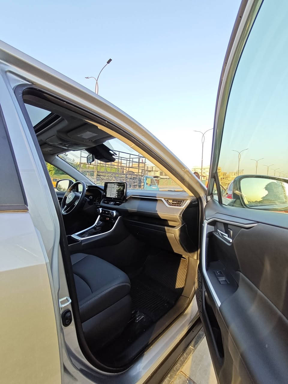 2025 Toyota RAV4 XLE Premium | للبيـع
💎 لون سلفر ملكي 💎
📍 ممشى: 1,700 Mile فقط 🔥 (ممشى الوكالة)
📍 الدفع: FWD
📍 المحرك: 2.5L اقتصادي وقوي جداً
📍 ناقل الحركة: أوتوماتيك 8 سرعات

━━━━━━━━━━━━━━━━━━

🌟 المواصفات والتجهيزات:

✅ فتحة سقف كهربائية ☀️
✅ كشنات جلد SofTex الفاخرة 🤎
✅ تشغيل بصمة (Smart Key)
✅ دخول ذكي بدون مفتاح
✅ تشغيل عن بُعد (Remote Start)
✅ شاشة لمس كبيرة
✅ يدعم Apple CarPlay & Android Auto 📱
✅ نظام صوتي JBL Premium 🔊🎶
✅ كاميرا خلفية HD 📸
✅ حساسات أمامية وخلفية
✅ رادار أمامي
✅ مثبت سرعة راداري (Adaptive Cruise Control)
✅ المحافظة على المسار (Lane Assist)
✅ تنبيه الخروج عن المسار
✅ مراقبة النقطة العمياء (Blind Spot)
✅ تنبيه حركة المرور الخلفية
✅ فرملة طوارئ أوتوماتيكية
✅ إضاءة LED أمامية وخلفية 💡
✅ إضاءة نهارية LED
✅ جنوط ألمنيوم رياضية 19 إنج ✨
✅ باب خلفي كهربائي
✅ مكيف أوتوماتيك ثنائي المناطق ❄️
✅ شاحن لاسلكي للموبايل 📲
✅ منافذ USB متعددة
✅ مرايا كهربائية مع تدفئة
✅ عجلة قيادة متعددة الوظائف
✅ وسائد هوائية وأنظمة أمان متكاملة 🛡️
📩 للاستفسار والمراسلة يرجى التواصل على الرقم واتساب إدناه :
*********** - ابو جعفر 
مكان السياره : بغداد / البلديات

