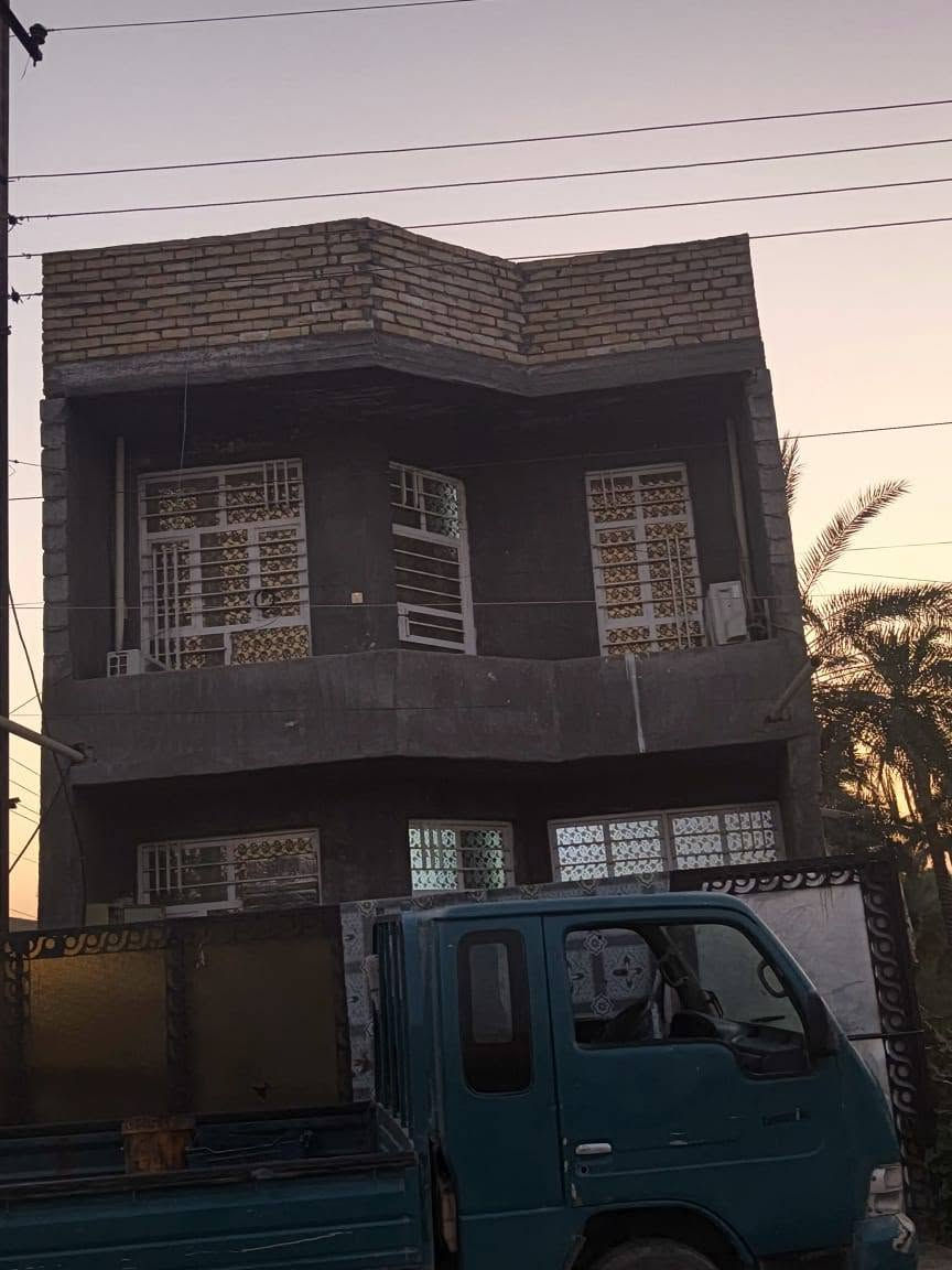 سلام عليكم بيت مساحه 85متر قاطين يحتوي على غرفتين نوم وصاله ومطبخ وستقبال وباقي الخدمات العنوان بغداد الراشديه مقابيل مزرعه النخيل المراجعه عل التصال بل رقم ***********
