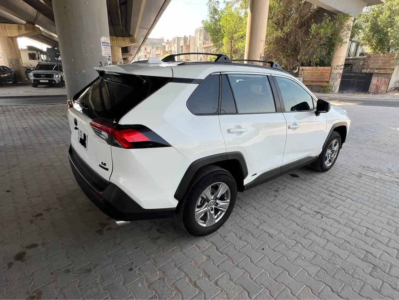السلام عليكم 
🚘تويوتا راف فور LE 
وارد امريكي   بدون حادثهه  لغد وشواصي مكفولات  فقط الجاملغات مفتوحات  وراجعات نفسهن  والبنيد مفتوح 
السياره بدون  صبغ 
✅اللون       : ابيض 
* عدد المقاعد   :  5 راكب✅
* الموديل   ٢٠٢٢ وارد امريكي  ✅
المحرك   :  2500    هايبرد 
* الرقم   :    بغداد الإنكليزي الجديد باسمي 
عداد السيارة :  ٦٠✅
* ثلاث وضعيات قيادة✅
* قيادة ذاتية عند المنعطفات✅
* رادار امامي مانع تصادم✅
* تحذير الخروج عن المسار✅
* نظام التوقف الآلي✅
* تحذير النقاط العمياء✅
* نظام تحذير عند المنعطفات✅
* مرايا تعتيم ذاتي✅
* شاشة لمس كبيرة تدعم اندرويد اوتو وابل كار ✅بلي
* نظام الخرائط   GPS✅
* المصابيح الأمامية زنون✅
* كشافات ضباب✅
* دخول ذكي ✅
بصمة ابواب للدخول الذكي ✅
* مكيف خلفي✅
* بلوتوث✅
* محدد السرعة التفاعلي✅
✅نظام التشغيل والاطفاء الذاتي
✅نظام البريك الذاتي

* السعر197  $ وبيهة مجال
رقم الهاتف  ***********
مكان السيارة بغداد الاعظميه الفارس, صلاح الدين
