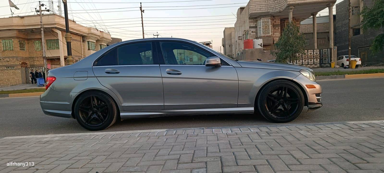 موديل 2012
مرسيدس c300
بيه باب وجاملق جه السايق
مكينه 6 استندر بلادي
ماشيه 130 الف
داخل اسود