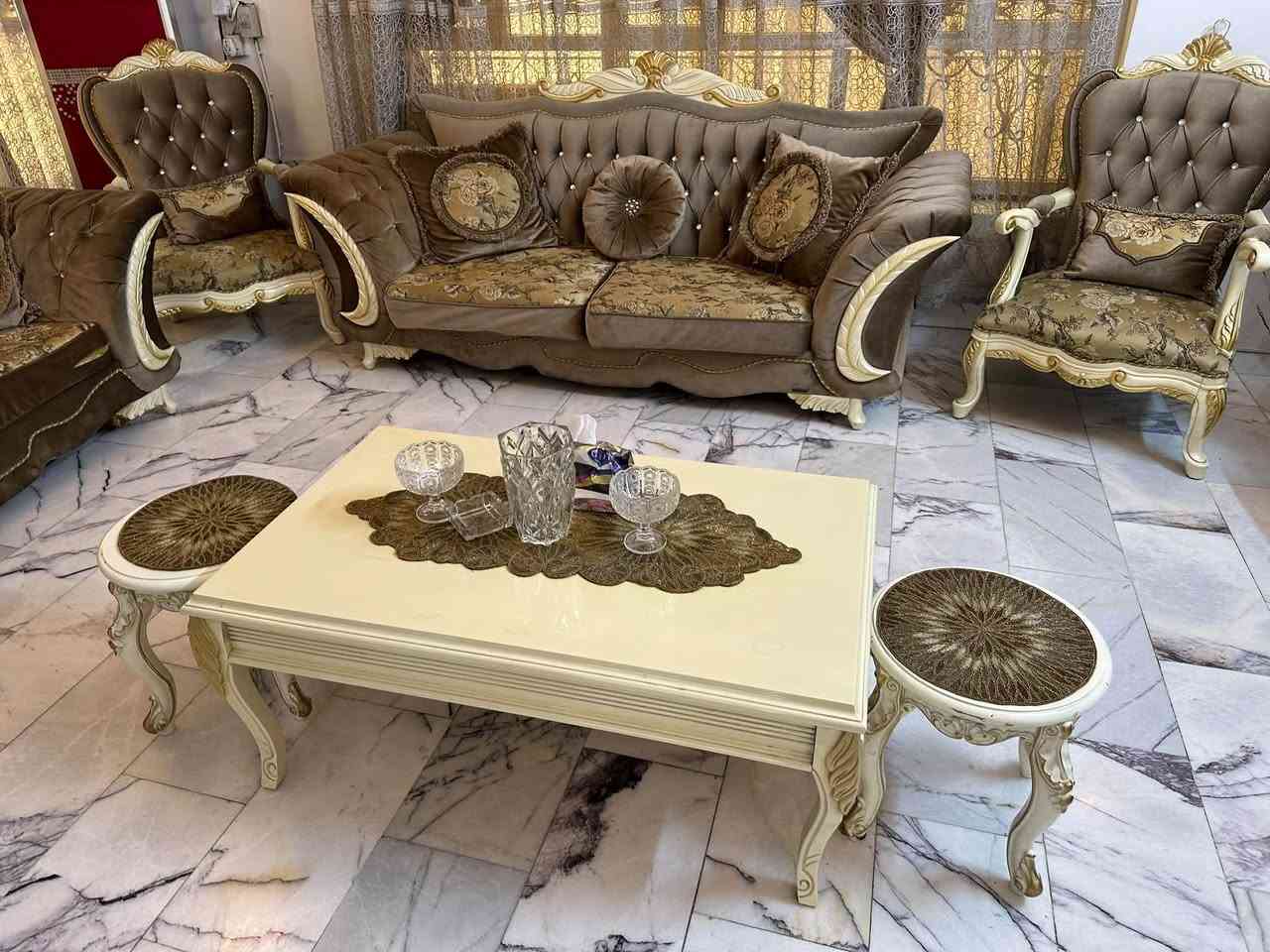✨ تخم قنفات تركي فاخر للبيع – فخامة وراحة لبيتك! ✨  بتصميم كلاسيكي مريح ولون دافئ، يضيف جمالية ورونق خاص للصالون.  
🛋️ التفاصيل:
 الحالة: مستعمل، يحتاج صيانه بسيطه جداً للوساده، مريح جداً وفخم بالواقع.
 المكونات: أرائك عدد ٣مع كراسي مفردة عدد ٢ + الطاولة الوسطية وطبلات صغيره عدد ٤(كما موضح بالصور).  
📍 الموقع: بغداد - شارع فلسطين (المعاينة والاستلام من الموقع)
💰 السعر: مليون و250 ألف دينار عراقي (وبي مجال يخبل للشراي الجاد)
📞 للتواصل والاستفسار: ***********
