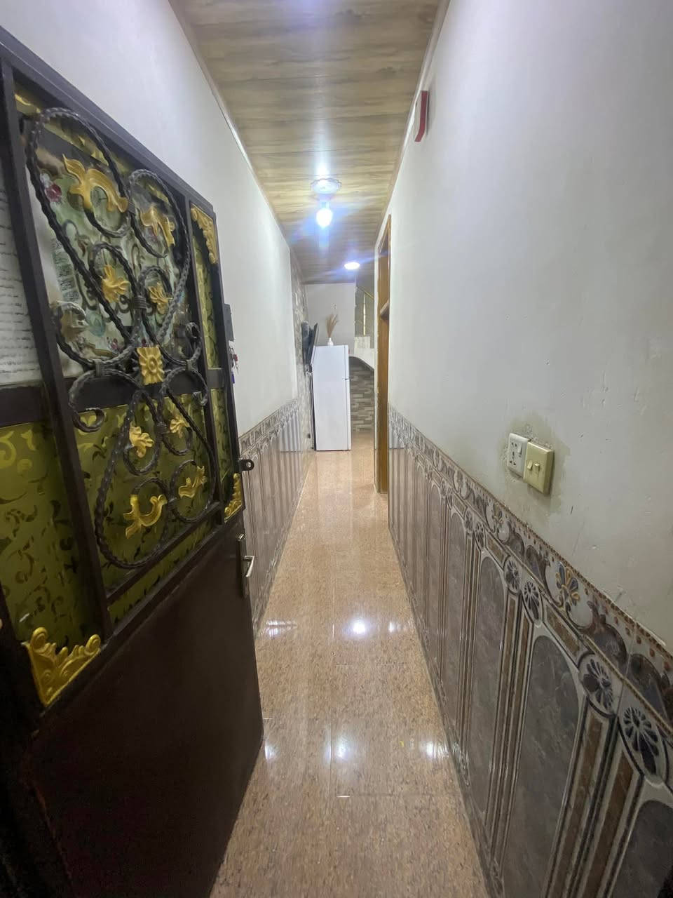 إسلام عليكم 
بيت في الأمين الثانيه 
في منطقه أسكينه الزراعي شارع المكاتب شارع مخبز الساعدي 
البيت حلو وطابق واحد وجديد 
محتويات البيت 
غرفه 
واستقبال
وصاله ومطبخ معزول عن الصاله نفس مامبين في الصوره 
وبيتونهً وبيه سطحين لبيت جاهز كلشي مابيه 
مساحه البيت 100متر
المنطقه حلوه وشارع تبليط وكهرباء وماء كلشي متوفر 

للستفسارً على هذا الرقم :***********
