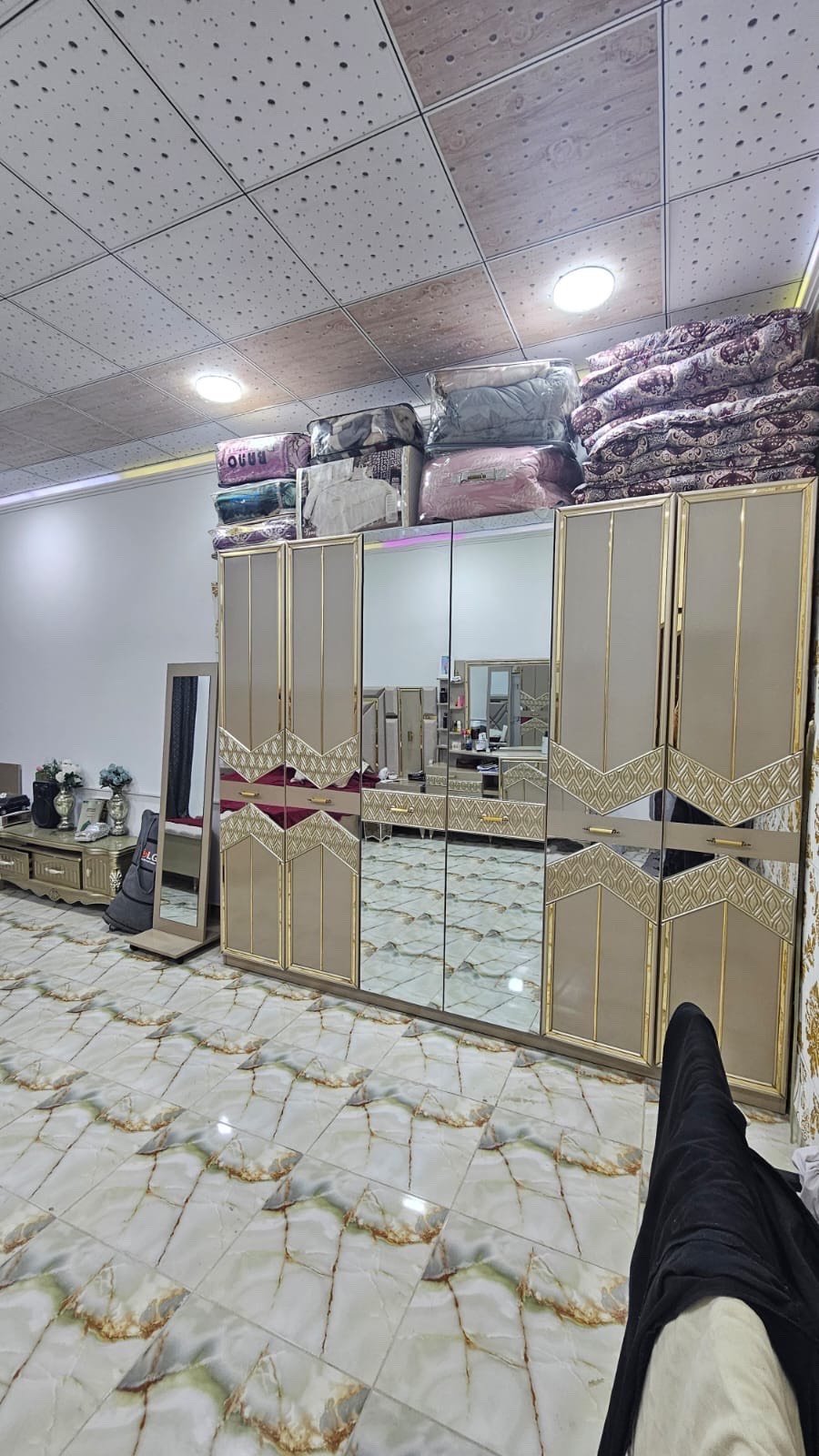 غرفه تركي جديده 
مابيها اي نقص ماخذيها ٣ونص قبل سنتين نضيفه كلش واريدها ب٢ونص وبيها مجال