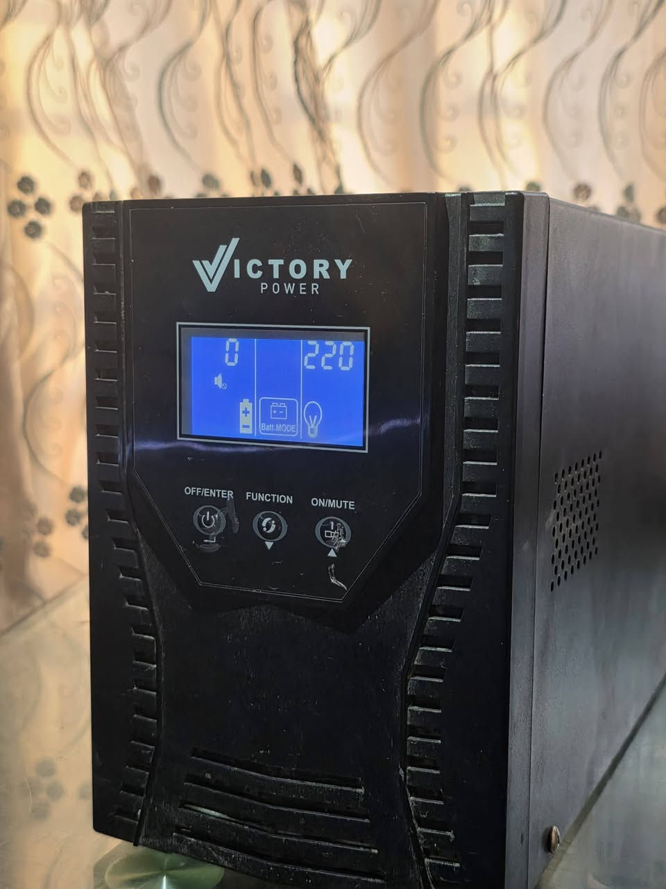 UPS Online Victory Power 1KVA / 1000W للبيع
يو بي اس Online من Victory Power، استعمال شخصي وخفيف جداً، الجهاز بحالة ممتازة ونظيف.
🔹 Capacity: 1KVA / 1000W
🔹 Online UPS – Zero Transfer Time (0ms)
🔹 Pure Sine Wave
🔹 خرج 220V
🔹 AVR لتنظيم الفولتية
🔹 شاشة LCD
🔹 2 مخارج كهربائية
🔹 منفذ بطاريات خارجية External Battery Socket
🔹 RS232 / Computer Interface
🔹 حماية من Overload و Short Circuit
🔹 تبريد بمروحة
🔹 هيكل معدني
🔹 الموديل: V-ON-1KVA
📦 الكارتونة الأصلية موجودة

📍 البيع لعدم الحاجة.

⚠️ ملاحظة: البطاريات الداخلية ضعيفة وتحتاج تبديل، لذلك السعر محسوب على هذا الأساس. الجهاز نفسه يعمل، والبطاريات قابلة للاستبدال.
💰 السعر: 150,000 دينار قابل للتفاوض

رقم الهاتف : *********** واتساب
