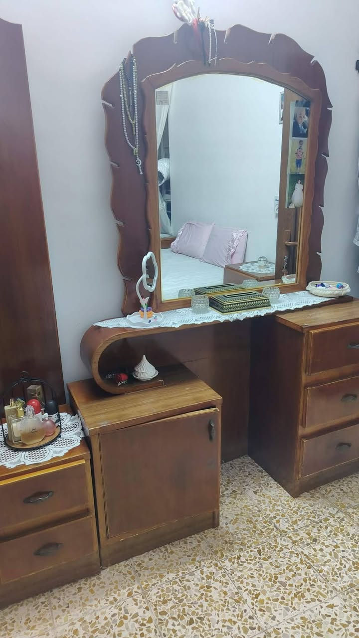 للبيع كنتور وميز تواليت وزاوية..مستعملين السعر 150...للاستفسار ***********
