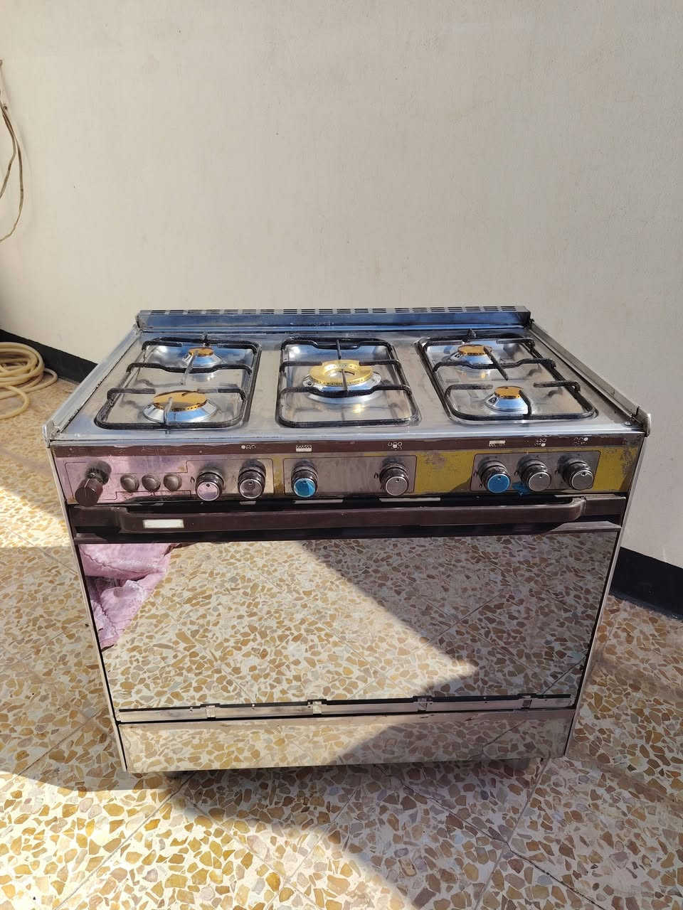طباخ حيل نظيف وكلشي بيه شغال شرط تاخد تجربه اسبوع *********** سعره ٢٠٠ الف وبيه مجال
