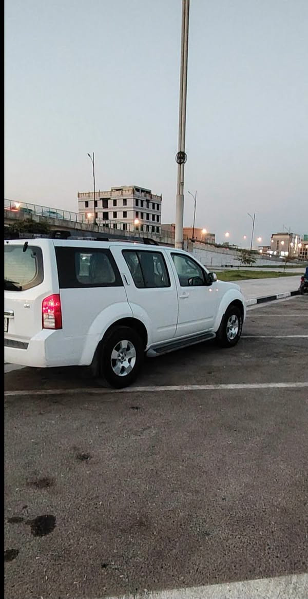 نيسان بافندر مديل 2012 خليجي مكفوله من الضربه والصبغ والشخط  رقم بصره  بسمي تحويل ثاني يوم  محرك مكفول من الفتح  كرير مكفول  تريد ثلج ثلاثة قطع دفع رباعي  فور ويل تحكم استيرن جهتين ديفيدي  سياره نظيفه في معنا الكلمه السعر 140 وبيه مجال قليل أعتذر من المراوس بيع نقد  مكانها البصره  ت***********  بالعافيه على الياخذه لانها سيارتي الخاصه مو مال بياع شراي مال جناي

نص مكتوب في الصور:
- 2012
