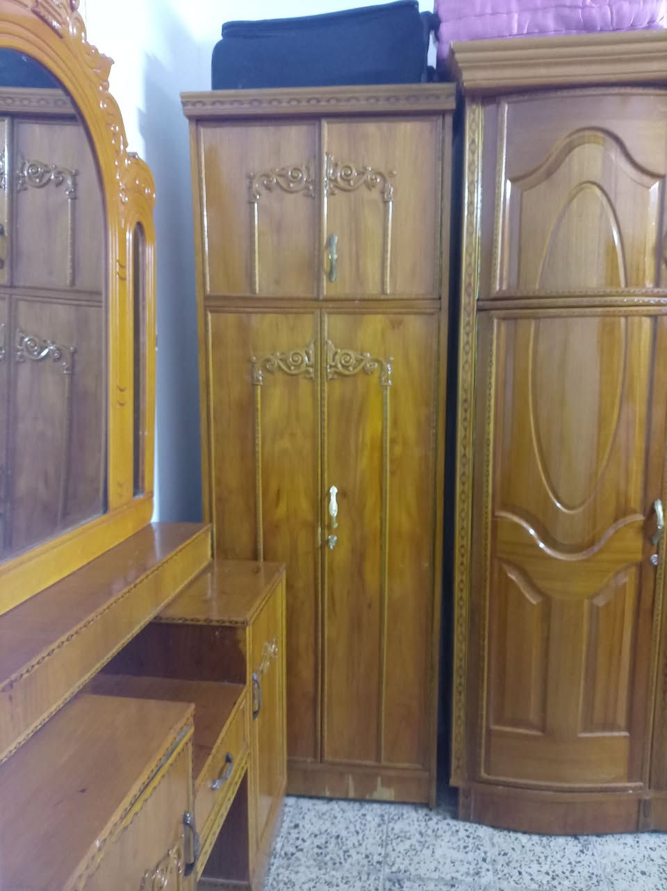 غرفة  للبيع العنوان البلديات 
السعر 700بيها مجال الهاتف ***********
