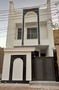 بيت للبيع حي الفارس قريب على الملعب الدولي المساحة 21.5*5=107 طابقين ب...