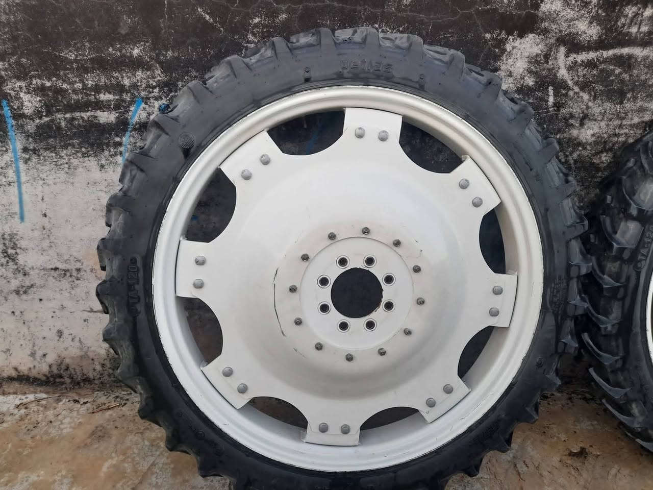 تايرات • مستعمل • نظيف