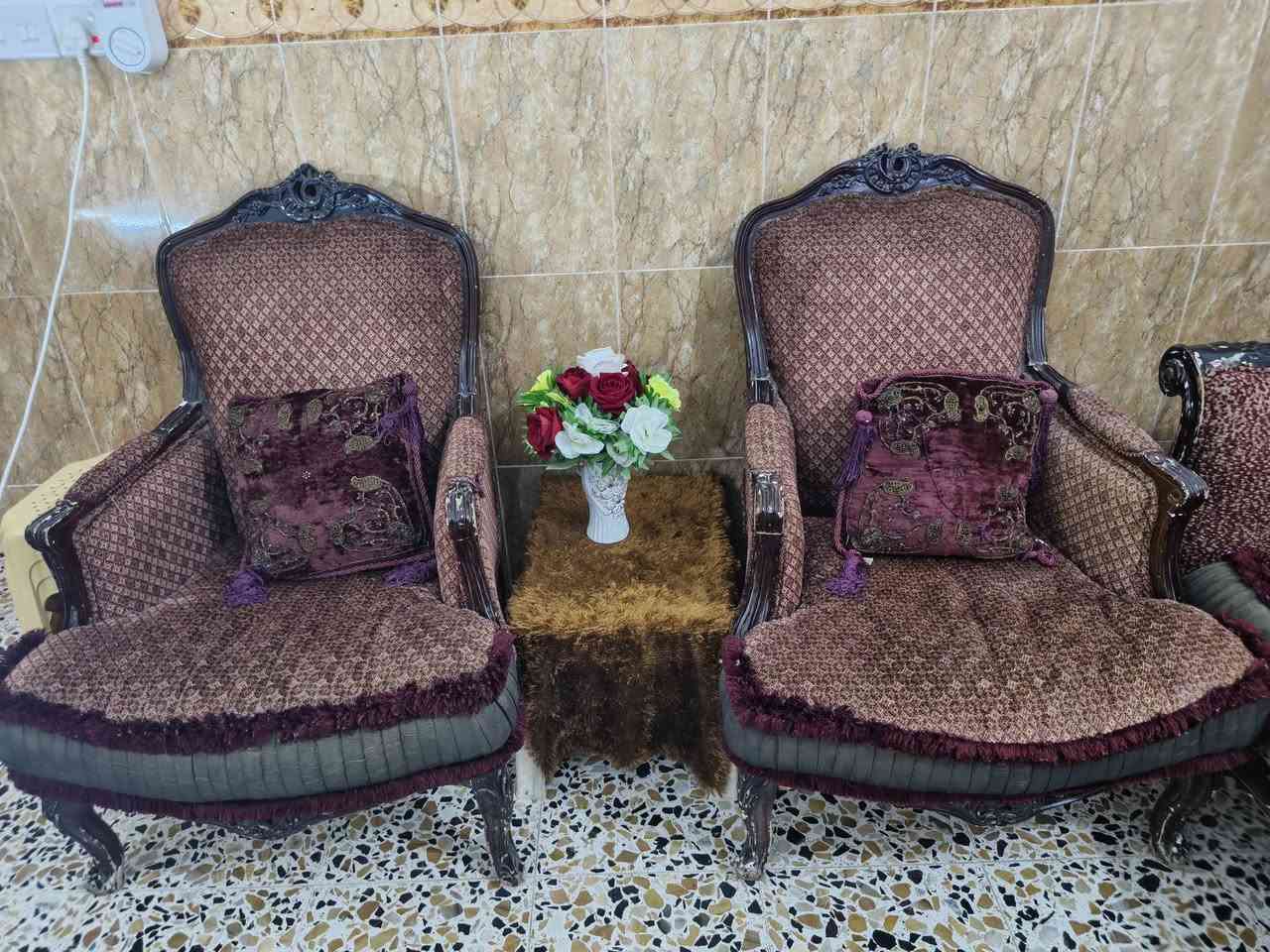 تخم كنب كلاسيكي للبيع
هيكل من خشب الزان القوي مع حفر أنيق.
يتكون الطقم من: أريكة كبيرة عدد 2 + أريكة متوسطة عدد 2 + 3 كراسي مفردة.
‏‪***********‬‏
