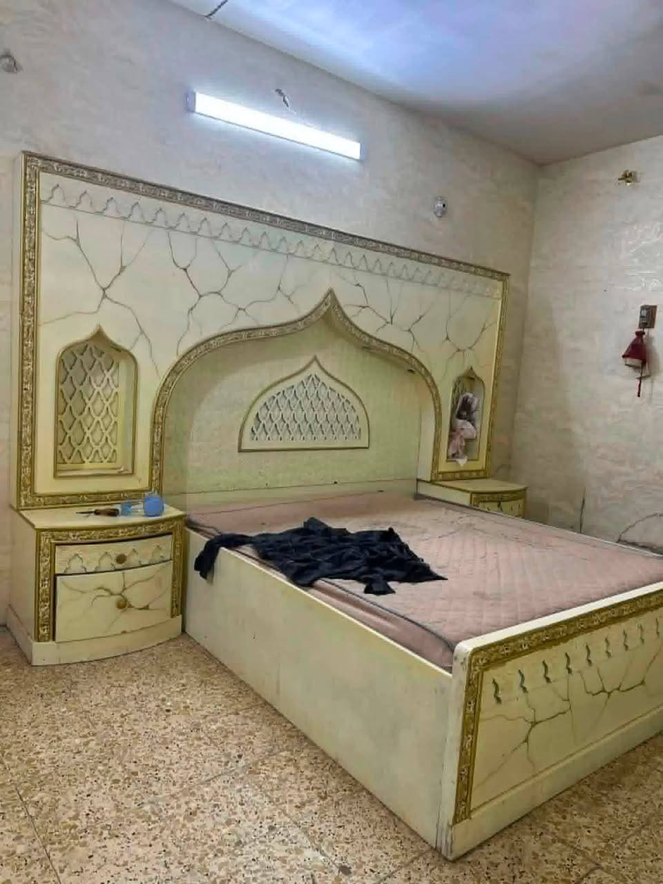 � غرفة نوم ملكية كاملة للبيع 👑
✨ طقم غرفة نوم ملكي بتصميم فخم وأنيق
🤍 اللون أبيض مع زخارف وتفاصيل ذهبية
🔸 سرير كبير
🔸 دولاب ملابس كبير
🔸 تسريحة مع مرآة
🔸 كوميدينات جانبية
🔸 خزائن وأدراج متعددة
🔸 تصميم مزخرف وملفت

📸 الغرفة مثل ما موضحة بالصور، والحالة تُشاهد على الطبيعة.

💰 السعر: يُذكر عند الاتصال
📞 للاستفسار: ***********
