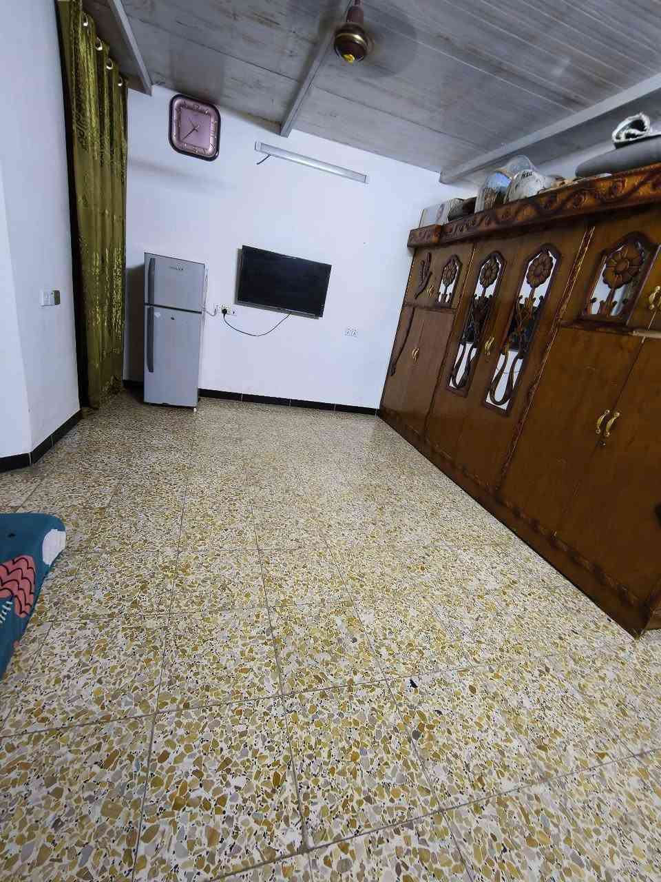السلام عليكم 
بيت للبيع 
العنوان: منطقة العبيدي
الشهداء الثانيه 
قرب سوق الميت وقرب اعداديه صفية 
المساحة : 150متر
يتكون من (4) غرف نوم 
وحدة منهن سويت
و(2) حمامات+ تواليت
واسقبال (6*3)
الطابق الاول صب مسلح
 والطابق الثاني سندويش
وهذا جزء من تصوير البيت
للاستفسار اكثر: ***********
