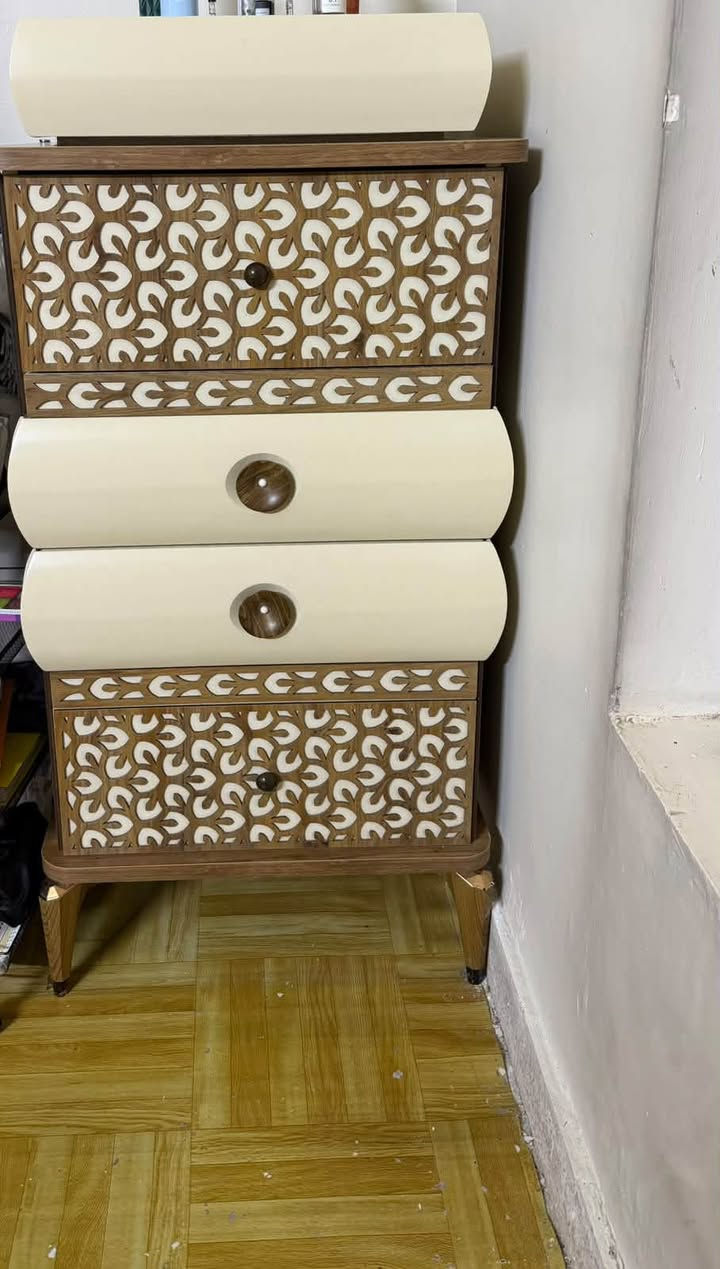 غرفه مزدوجه عدد القطع10
سرير واسع مريح وتخزين ممتاز
مع 2 كومدي
كنتور واسع تقسيم جداً مفيد
اضافه الى كنتور عمودي منفصل
ميزتواليت مع طابوريه 
مجرات عموديه
مرايه عاموديه مع تعليقه خلفيه
شازلون وتخزين يستعمل
الغرفه تم نصبها ولم يتم فتحها ولا مره 
وهذا رقمي ***********
