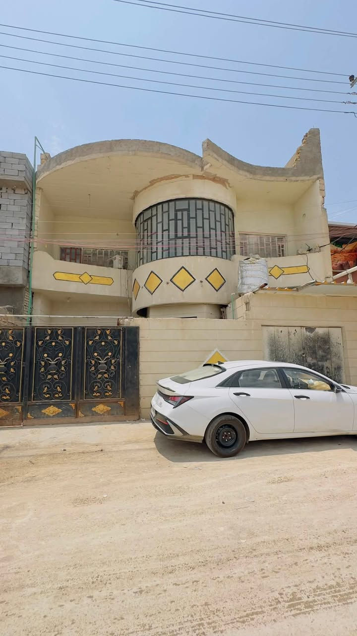 السلام عليكم اخوان
بيت طابو زراعي عراقي مساحة 200
يحتوي الطابق الارضي على

كراج 

مطبخ 
استقبال
غرفتين منام
وصالة
ومجمع الصحيات
الطابق الثاني
يحتوي على
ثلاث غرف
مجمع صحيات

مع صالة كبيرة

السطح شتايكر
 ملاحضة

الطابق الاول طابوق والطابق الثاني ثرمستون مع واجهة طابوق 

الطابق الثاني كامل سراميك 

بياض لبخ بيبان ما عدا السقف 

وايضاً يحتوي البيت على محل 

العنوان: البصرة. ابي الخصيب. عويسيان. قبل علوة الكوفة

السعر 
210
وقابل للتفاوض

للأستفسار 

***********

***********
