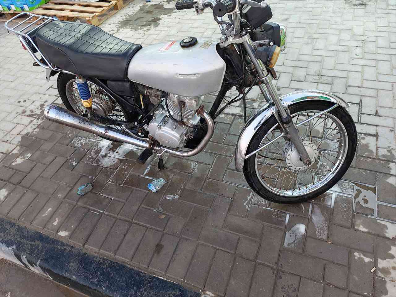 دراجه إيراني
محرك نضيف ما مفتوح
زوج تايرت جدد
الدراجة بدون أوراق
يرادله ترتيبات بسيطة
كهربائيات شغاله
باتري جديد كلشي ما عايزه
سعره 475 بيها مجال بسيطة.
عنواني البصرة الجزيرة الريان
شراي اتصل على هذا الرقم 
رقم تلفون ***********
