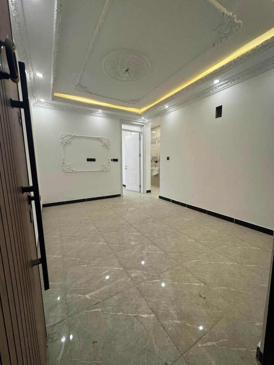 🏡 للبيع شقة سكنية مميزة في الأعظمية – شارع عمر 🏡
اني مالك الشقة

✨ فرصة مميزة للسكن أو الاستثمار في موقع حيوي وممتاز ✨

📍 الموقع: الأعظمية – شارع عمر، بجوار مجمع أزياء الكوخ، مقابل سوبرماركت وفر.

🏠 مواصفات الشقة:طابو ملك صرف
🔹 غرفتين نوم
🔹 صالة
🔹 مطبخ
🔹 حمام
🔹 شقة أمامية
🔹 نظيفة جداً وجديدة، بحالة ممتازة.

الشقة مناسبة للسكن للاستثمار، بوارد إيجاري يصل إلى 600,000 دينار عراقي شهرياً.

🌟 موقع ممتاز، خدمات قريبة، وشقة جاهزة للسكن أو الاستثمار.

📞 للاستفسار والتواصل:
***********

📩 للجادين فقط، يرجى التواصل على الرقم أعلاه.
او على الخاص
#شقق_للبيع #الأعظمية #شارع_عمر #عقارات_بغداد #استثمار_عقاري #شقة_للبيع
