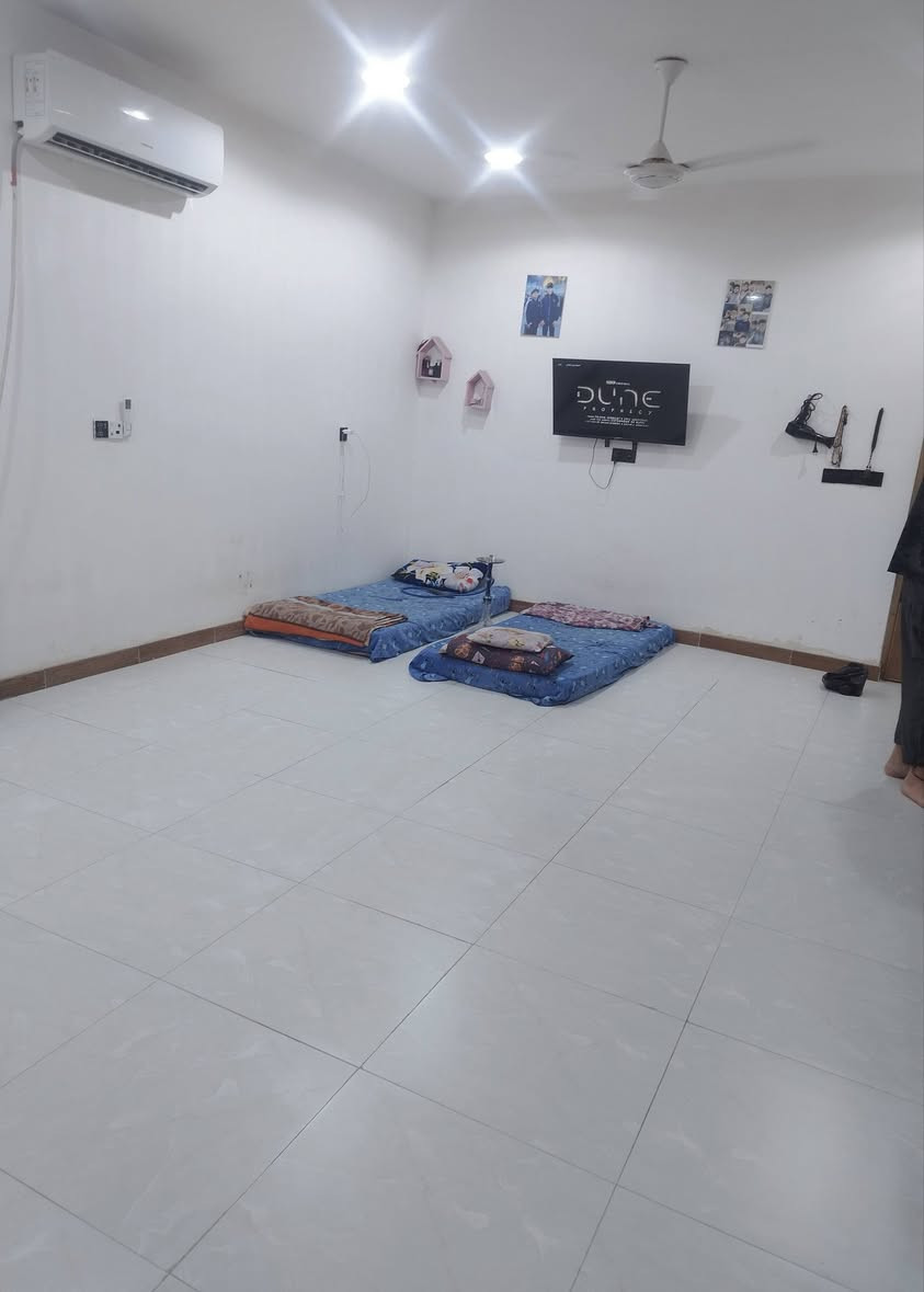 السلام عليكم دار زراعي للبيع منتطقة الاستثمار خلف مرور الرستميه المساحه 150الواجهه 5بناء حديث طابقين ونص نقص فقط الواجهه منطقه كامله الخدمات مدارس ماء كهرباء تبليط السعر 175 للاستفسار الاتصال على الرقم ***********
