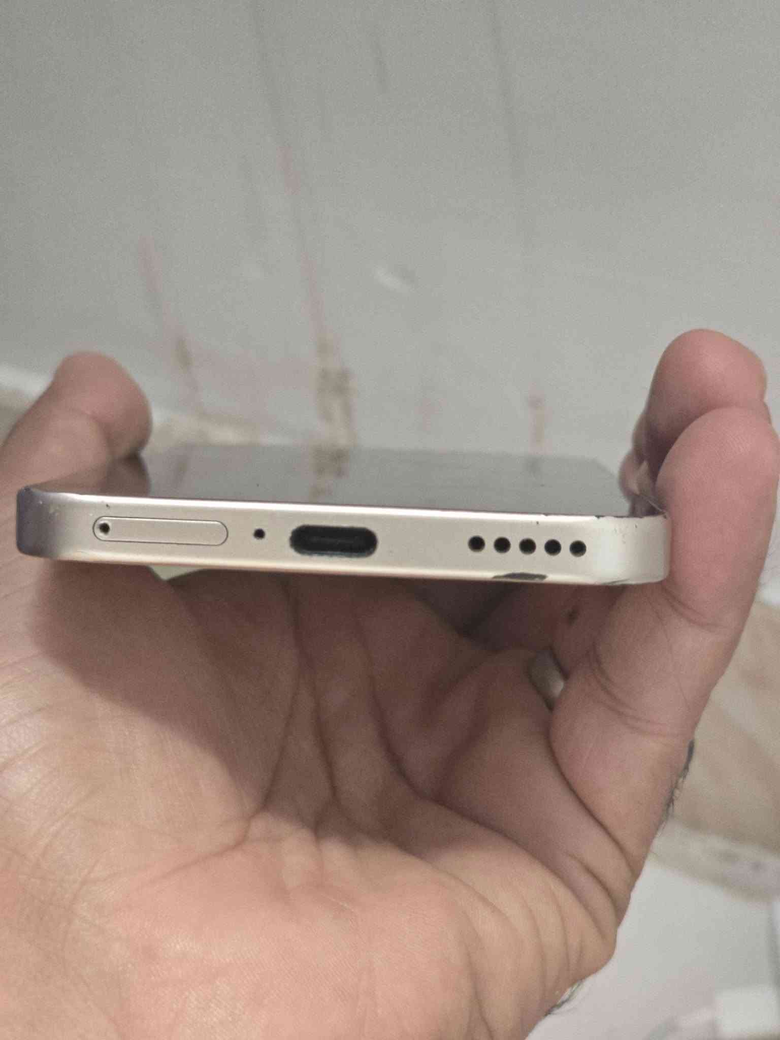 السلام عليكم
جهاز مستخدم للبيع
هونر 400 
يدعم الذكاء الاصطناعي وشريحة   esim
ذاكرة 512
بطارية 6000
ملحقاته كاملة شاحنة + كارتونه + كفر 
بيه كسر خفيف بأعلى الشاشة غير مؤثرة على عمله
لمس و استخدام طبيعي جدا
350 وبيه مجال
مراسلة الصفحة
