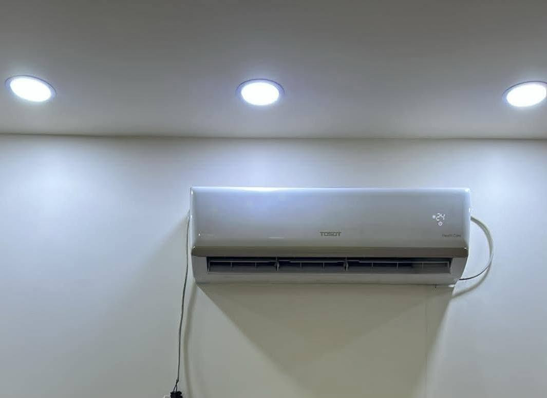سبلت ٢طن • مجمده ١٢قدم • ميز وكراسي