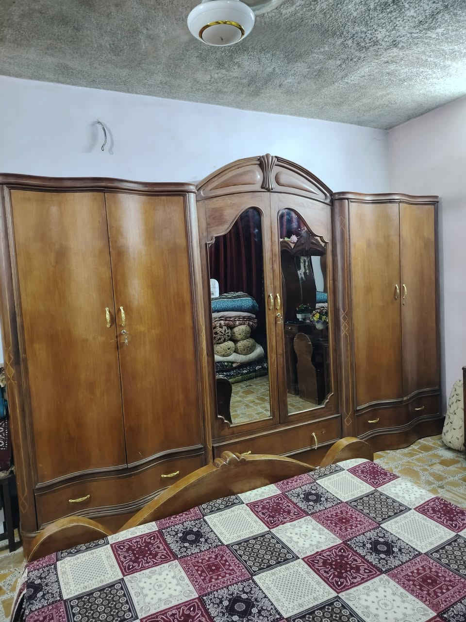 السلام عليكم غرفة نوم  حطاطه صاج درجه اولى للبيع نضيفه وحلوه للاستفسار على الخاص او الاتصال على الرقم ***********
