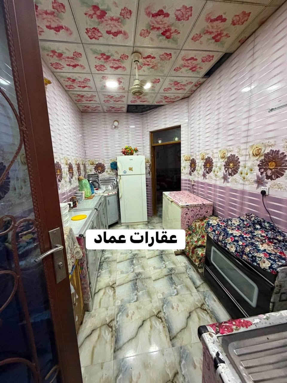 مشتمل للبيع مساحه 125م قاطين 3 غرف حي الافراز. شارع 15 اصولي.  بناء حديث فارغ جاهز للسكن للاستفسار

***********

نص مكتوب في الصور:
- عقارات عماد