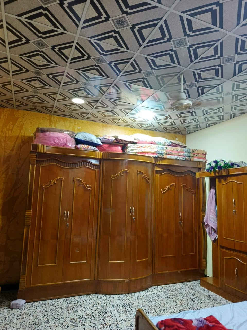غرفة نوم • مراية مكسورة • بصرة خمسة ميل