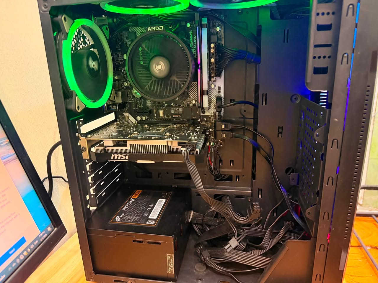 R5 3600 Tray 
Ram 16 
GPU NVIDIA 1650 4 GB
Mb B450M HDV
PUS 700w
شاشة سامسونك 4K
سعر 700 مع توصيل 
***********
