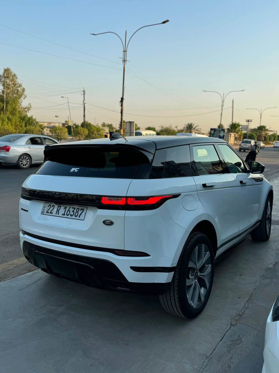 🔥 للبيع | 2023 LAND ROVER RANGE ROVER EVOQUE R-DYNAMIC S 🔥

✨ سيارة مميزة جداً بحالة ممتازة ومواصفات فول، جاهزة للاستخدام.

📍 رقم أربيل
📍 الموقع: بغداد – اليرموك

⚪ اللون: أبيض مع سقف أسود
🛣️ الممشى: 41 ألف ميل
✅ محرك 2.0 (4 سلندر)
✅ نظام دفع رباعي (4×4)

أبرز المواصفات:
✅ سونار (مرفق)
✅ سقف بانورامي
✅ كاميرا خلفية + كاميرا 360
✅ صندوق كهربائي
✅ التحكم على المنحدرات
✅ مستشعرات وقوف
✅ تدفئة وتبريد المقاعد
✅ تدفئة مقود القيادة
✅ مقاعد تدليك + ذاكرة للمقاعد
✅ تشغيل بالبصمة
✅ مرايا كهربائية مع تدفئة
✅ مثبت سرعة + مثبت سرعة تكيفي
✅ شاشة
✅ Apple CarPlay
✅ شاحن لاسلكي
✅ التعرف على إشارات المرور
✅ مراقبة النقطة العمياء
✅ تحذير مغادرة المسار
✅ نظام فرملة الطوارئ
✅ التحكم الأوتوماتيكي بدرجة الحرارة
✅ فرامل وقوف إلكترونية
✅ مانع الانزلاق
✅ حساس المطر
✅ حساسات ضغط الإطارات (TPMS)
✅ عرض المعلومات على الزجاج الأمامي (HUD)
✅ مصابيح LED + زينون
✅ كشافات ضباب
✅ إنارة محيطية
✅ 8 وسائد هوائية

تفاصيل السيارة:
🔹 بابان رش
🔹 رشة خفيفة بالصندوق
🔹 بدون حادث
🔹 السيارة نظيفة جداً

رقم الشاصي (VIN):
SALZT2FX4PH179873

📞 للاستفسار: ***********
📍 العنوان: بغداد – اليرموك

السعر على الخاص (Inbox) أو الاتصال. بغداد, العراق
