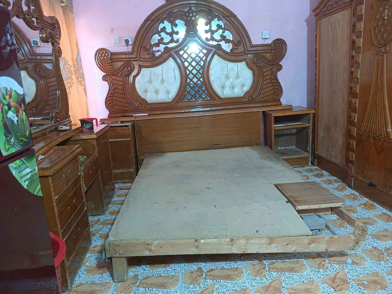 غرفه اخشاب للبيع قيم بما يرضي الله واخذهه
اليريدهه هذا واتساب
***********
