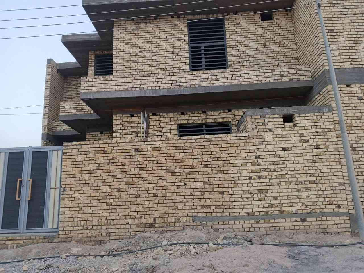 السلام عليكم يوجد هيكل للبيع زراعي المكان قرب جسر ابو جديبه حي الامير المساحه 200 متر طابوك كونكريت بناء طابقين خريطه هندسيه تأسيس ماي كافت الخدمات منطقه سكنيه السعر 92 وبيه مجال الاستفسار *********** ملاحظه توجد يمه قطعه 200 متر سعر 22 امجد للعقار مستعدون لكافة العروض
