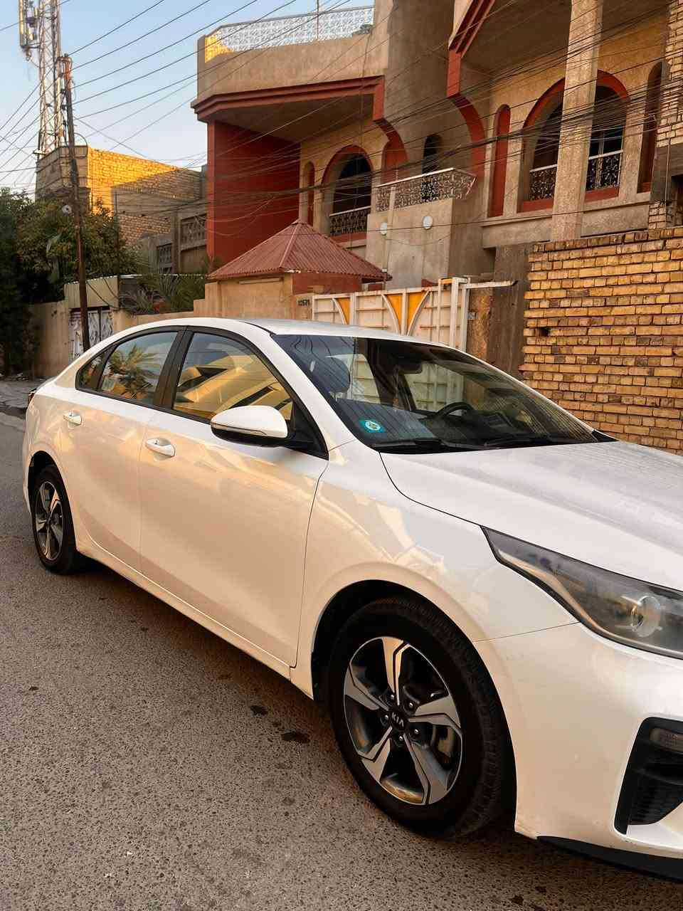 السلام عليكم 
كيا سيراتو 2019 مكفولة من الصبغ
مواصفتها مكينه 1600 دوش 
قطعتين تبريد تحكمات مري شفط 
وباقي المواصفات المعروفة 
ماشية 92 الف 
رقم بغداد الدولي بأسمي 
السعر 140 
مكاني بغداد / الكرخ
رقم الهاتف ***********
