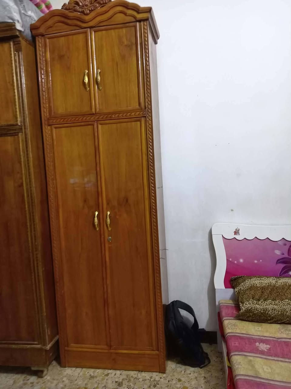 السلام عليكم غرفه اخشاب للبيع كامله نظيفه استعمال قليل خشب عراقي نظيف صاج سعرها 950 وبيها مجال للشراي مكان الغرفه جسر ديالى القديم للاتصال ***********
