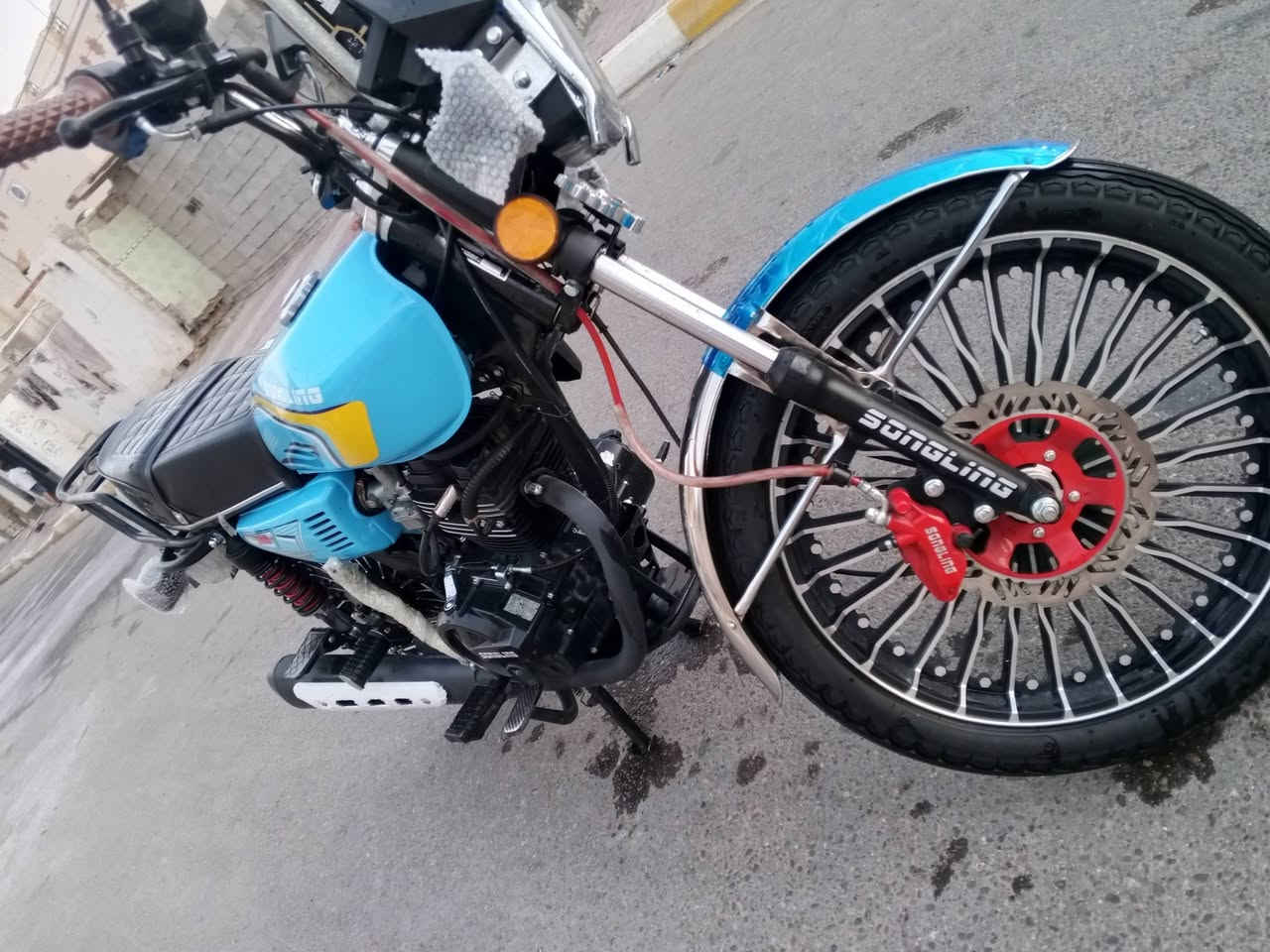 سلام عليكم ايراني موديل 26 محرك 200cc صالي 3 اشهر من شديته بصماته ثنين صويجات ثنين ورقه منفيس ويا مكاني رمادي تأميم السعر مليون وبي مجال بعده على حالت الوكاله مكفول كفاله عامه ‏‪***********‬‏
