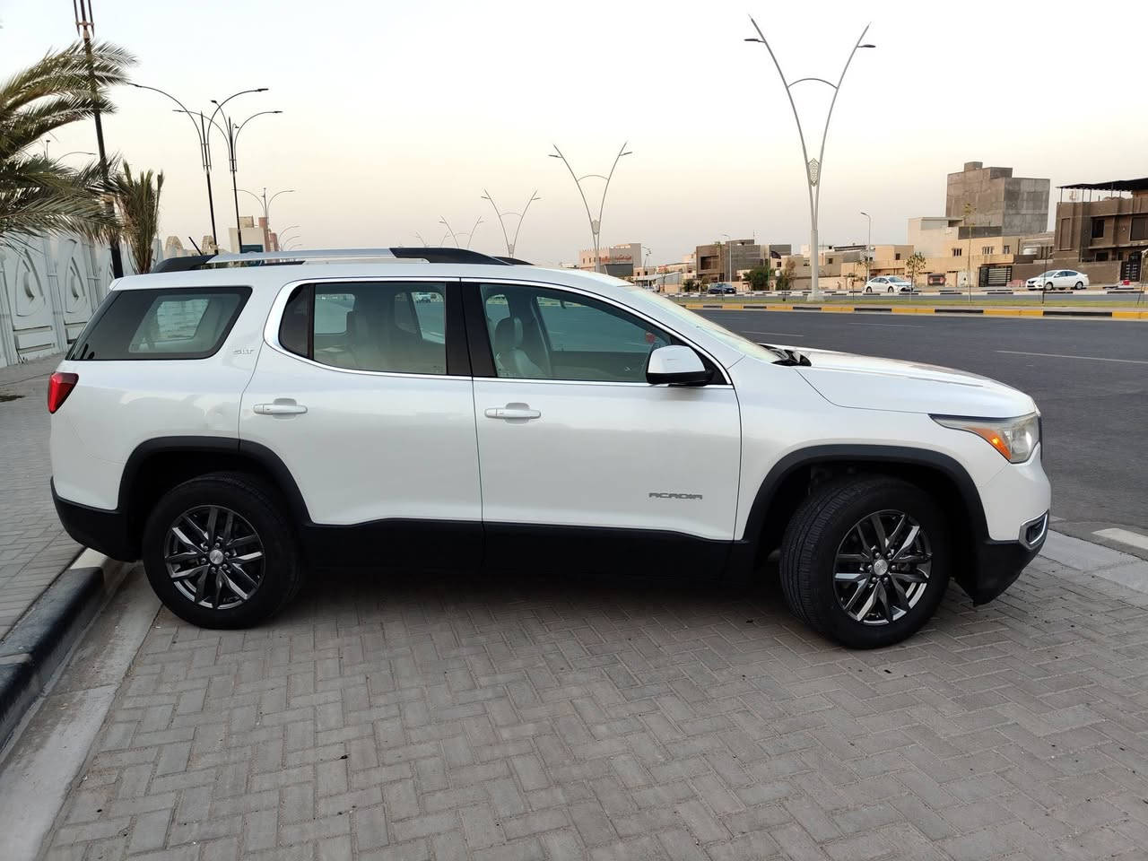 سيـارة جمـس اكاديـا موديـل GMC Acadia  2017 
فـول ... فـول ...  SLT
وارد خليـجي ... خليـجي ...
         كـفاله عامـة ...

مكيـنة 3600 ..  V6

1- تخـم تايـر ... باتـري جديـد ...
حداده خيـر من الله..

2- كشنات جلـد .. تدفئـه كشنـات .
.
3-تحكم ستيـرن .. لايـت LED ...

4-دواخـل لـون ملـكي .. سستـم صـوت BOSE 
فتحـتين ....

5-مثبـت سرعـة .. رادارات ..

6-تبريـد خلفـي  3 قطـع ... جنطـة كهربـاء ..

7- بصمـة تشغيـل عن بعد
7  راكـب ..

السيـارة جديـدة حيـل ...
تجـي شوف العيـن ...
ابـحث ع تفاصيـل الخليـجي الفـول بيهـا هـواي ....

السعـر 215 
بيـها مجـال قليـل ...

مكان السيارة ..
      البصرة ..القبلة 
للتواصل ..
***********
***********
