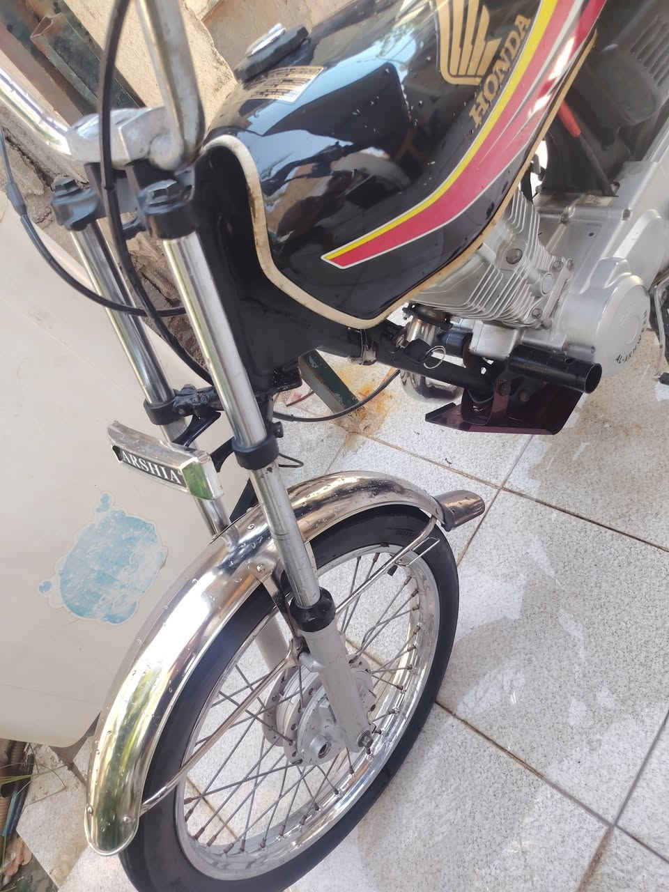 سلام عليكم نجيكم بجديد دراجه نضيفه كلش ونضف من صوره كامله من كلشي وغراضها كلهن اصلي وجدد محرك كارتون يشلع شلع ترايك منا لمكسيك   نامه شلامجه   ٢١ مبدل بيهه بس ولفات   السعر 475 وبيها لحلوين مجال حك جيه  مكاني حي صناعي ناصريه رقمي  للاستفسار اتصل هاذه رقمي***********مارد عتاليق شراي انتصل واتساب او عهاتف
