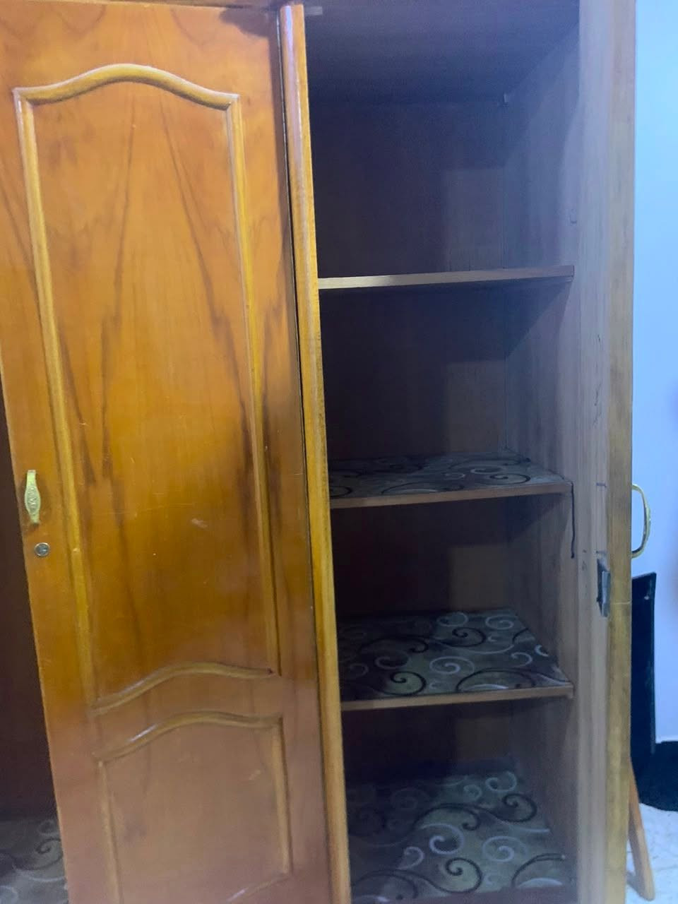 السلام عليكم
كنتور مستعمل اربع ابواب ضخم جدا صاج من الداخل والخارج سعر 350 الف
العنوان البصرة التنومة شارع الساحل
الهاتف ***********
