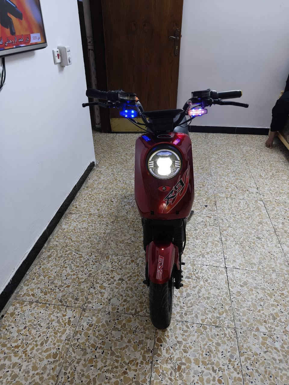 سلام عليكم دراجه شحن R9  وبيها 5 بطاريات جدد وسويج وبصمه دراجه حيل نضيفه مال بيت نضيفه موديل ٢٠٢٦ مكاني بغداد حي الرئاسة رقم هاتف *********** سعرها ٤٥٠ بيها مجال
