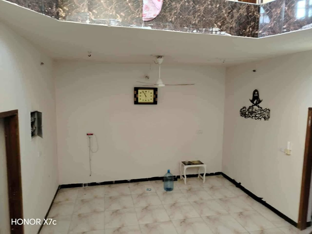 سلام عليكم
بيت للبيع طابو صرف مساحة البيت ٢٠٠ متر بناء سنة ٢٠١٨  يحتوي على ٣ غرف نوم ومطبخ و استقبال و هول مع صحيات عدد ٢ مع حديقة العنوان جمعية الإمام شارع الزوار القديم (حي الكوام) للاستفسار الاتصال على الرقم *********** علما ان المنزل جاهز للتسليم للمشتري عند المكاتبة وحسب الاتفاق.
