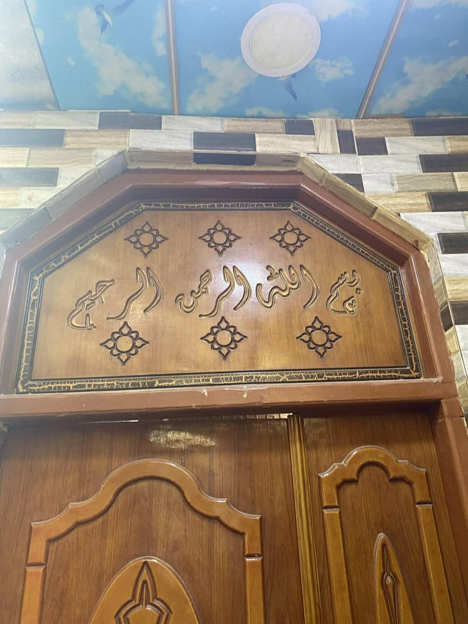 بيت للبيع مساحه 122 يحتوي على غرفه صاله استقبال مطبخ حمام داخلي وخارجي الطابق غرفتين وصاله وصحيات العنوان الشهداء نهايه شارع النص قرب دائره الكهرباء السعر 135 لتواصل ***********
