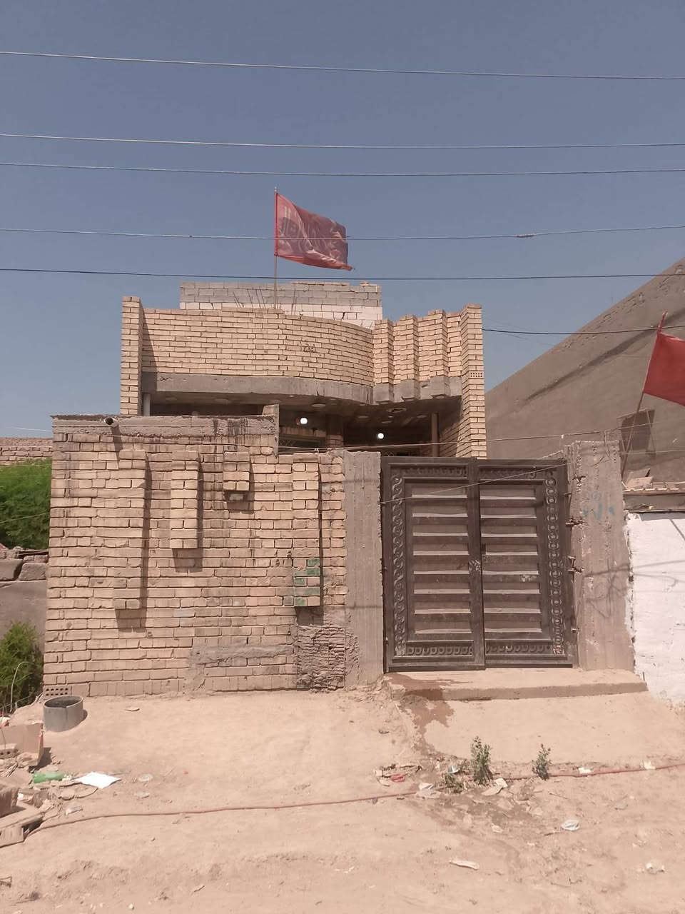 للبيع بيت مساحه ١٥٠الواجهه ٦ونزال ٢٥طابوملك صرف مطلوب سكان تسديد السكان ١٥٥الف دينار مكانه بغداد حي الوحدة الخالصه حي رسول بيت مكانه قريب على شارع تجاري وكلشي واضح بل فيديو الاستفسار برقم ***********
