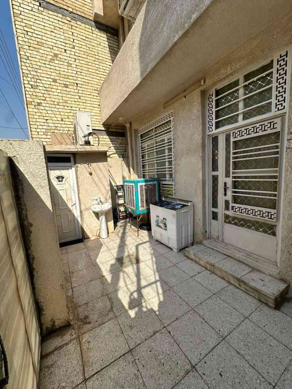 السلام عليكم اخوان بيت للبيع بالسلطان الثاني... البيت نظيف وطابقين...الطابق الاول مدخلين استقبال و هول و مطبخ خلفي ومنور كبير وخدمات 
الطابق الثاني غرفتين نوم وحولي... للتواصل والاستفسار الاتصال على الرقم ***********
