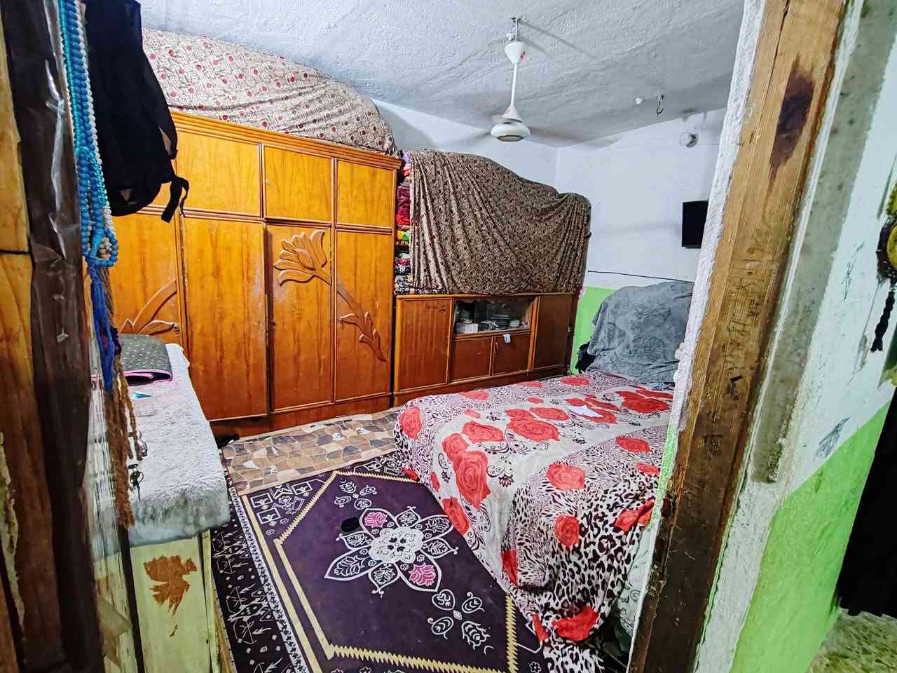 السلام عليكم. بيت في الرضويه الخامسه
قرب سيد ياسر. مساحته (80) متر بي غرفتين وحده فوك
وحده جوه +صاله +مطبخ. +تواليت وحمام ومكشوفه
وتشريفه درج موجود داخل بيت. 
وساحه صغيره. (المطبخ 3/3)
(الصاله 3ونص عرض /طول 4)
(الغرفه. الطول 5/العرض 4) الـسـعـر 23 وبي مجال شويه.
الاستفسار ***********. واتساب
