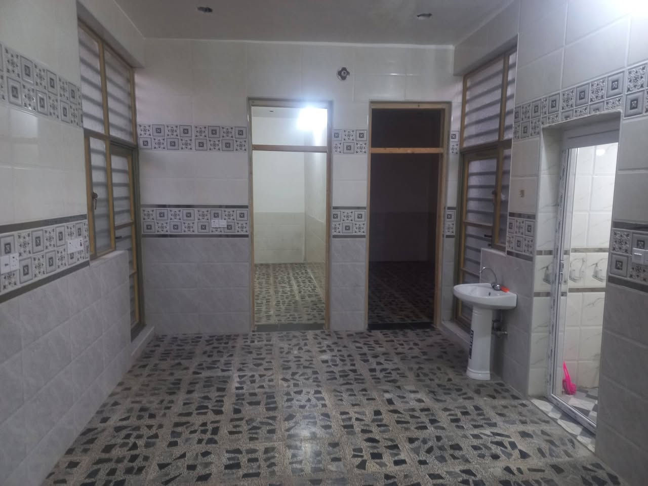 السلام عليكم يوجد بيت للايجار مساحة ١٥٠م في حي بدر غرفتين نوم وصاله ومطبخ حار وبارد وحمام داخلي وخارجي بناء حديث للإستفسار  رقم***********
