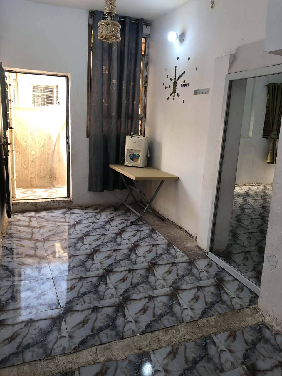 بيت طابق ثاني معزول جاهز للسكن بدون دلاليه غرفة وصالة ومطبخ وحمام وسطح @ايناسب عائلة ازغيرة نفرين جاهز للسكن بالدورة ب 300 ايجار اتصل بصاحب البيت ***********
