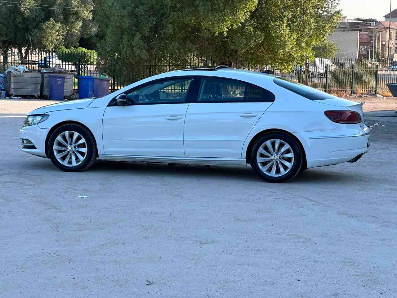 السلام عليكم ، 
باسات CC 
موديل 2017 
محرك 2.0 تيربو كير اوتماتيك مكفولات 
 
Rline اعلى فئة فول الفول 
بانوراما 
بصمة 
شاشةبلاديه  + ابل كار بلي 
كامرة قلاب 
كشنات جلد فول كهرباء وكشن السايق ميموري 
تبريد بلچكمچة 
تحكمات ستيرن وكروز سرعة 
لايتات داينمك والبلوجكتر زنون اللايتات نهار 
حساس مطر 
 
اناره داخلية وتحكماتها من الشاشة بلادية مو تحوير 
نظام اوتو بارك الاصطفاف الذاتي 
اوتو هولد 
شفتات ستيرن 
شباب السيارة اعلى فئة وبعد الجناي يعرف شنو مواصفاتها كومة بيها مواصفات 
منظومة بانزين جديدة شلعة معدل فولل ترايك 200 ولا عطل بيها بلجهاز كودات ماكو جاهزة من كلشي 
سنوية وهزة جديدة شرط التحويل  
تبريدها ثلججج 
بأسمي وتحويل ثاني يوم   يرادلها ترتيبات بسيطة
السياره جانت بيها شخوط وصبغت صفاحها وعندي صورها قبل الصبغ 
.
مكاني بغداد حي الخضراء  
رقمي :***********
